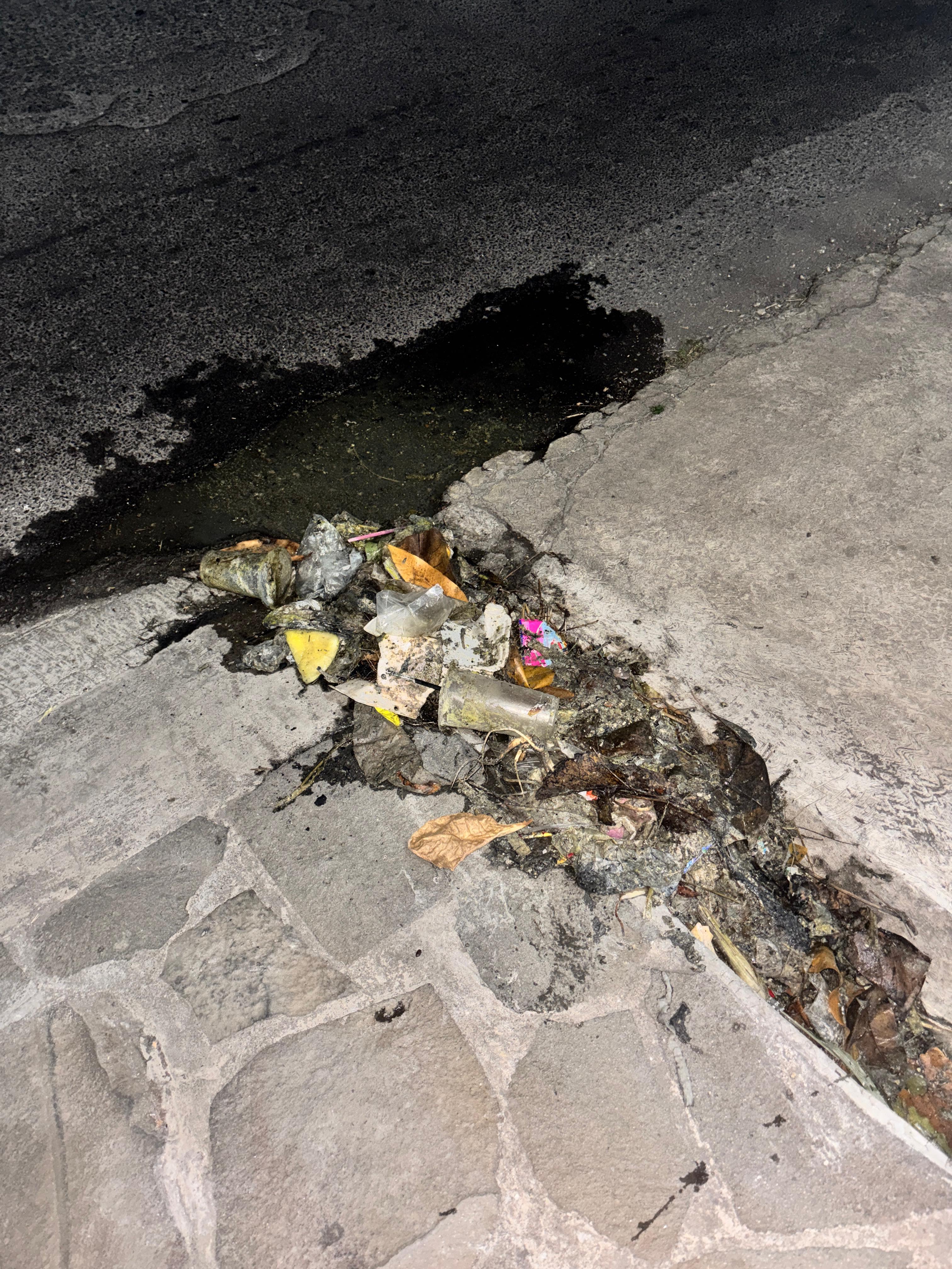 Limbah tempe dan sampah membuat saluran got mampet