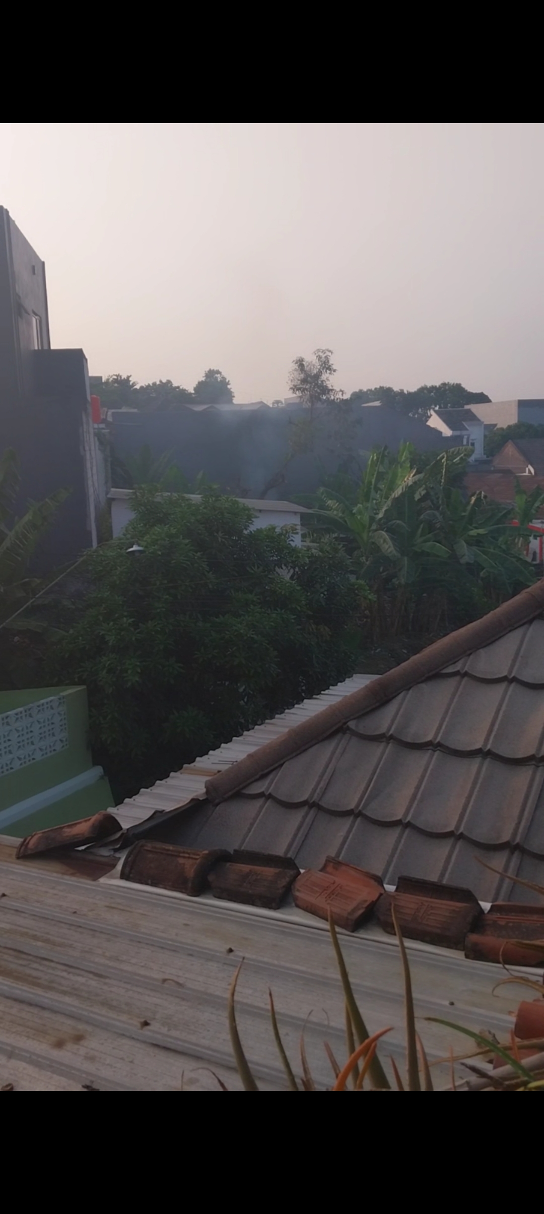 Pembakaran sampah di perkampungan
