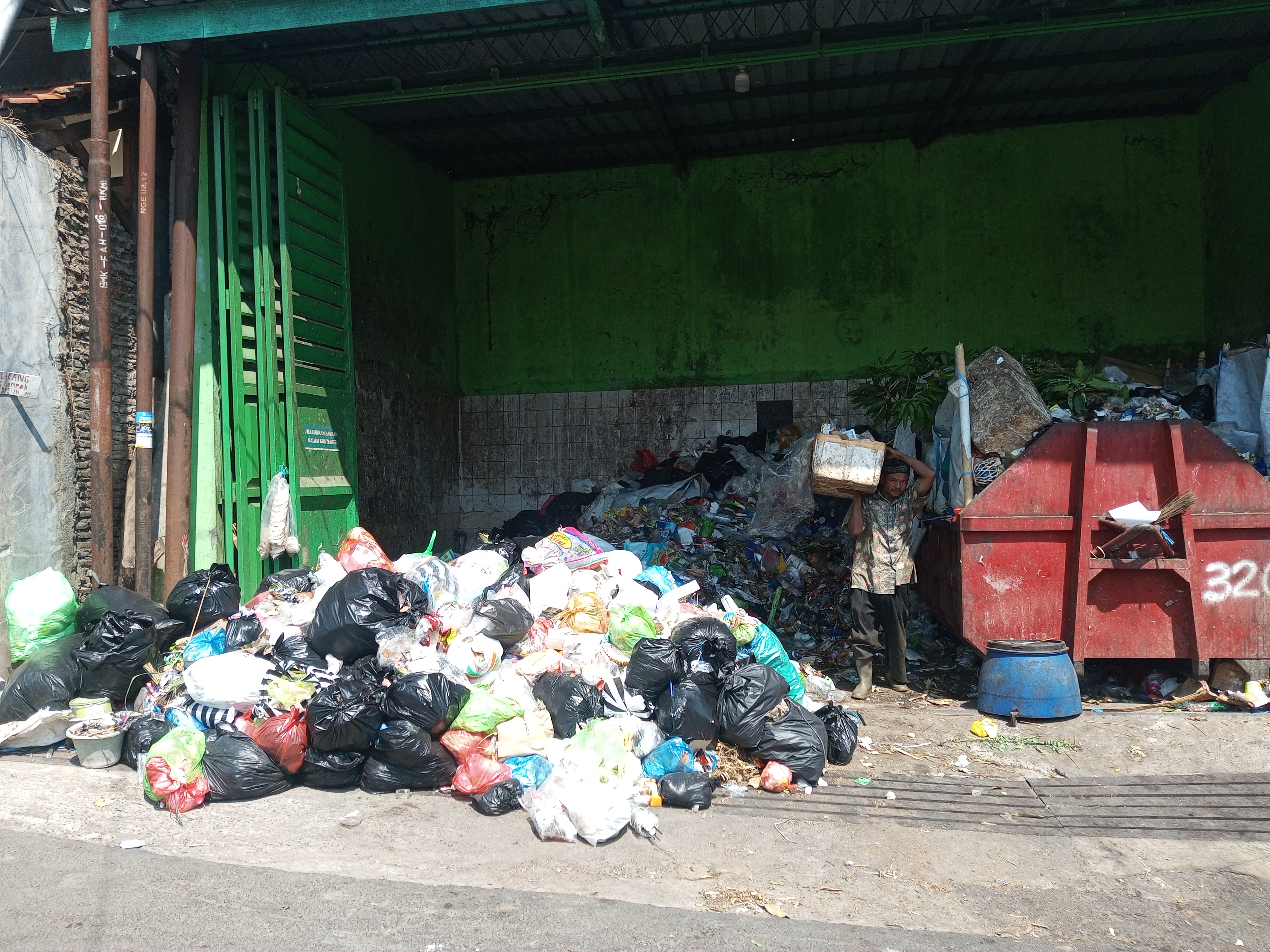 Sampah TPS trangkil overload